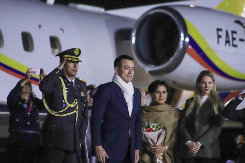El presidente de Ecuador, Daniel Noboa (c), en su reciente visita a Bolivia.