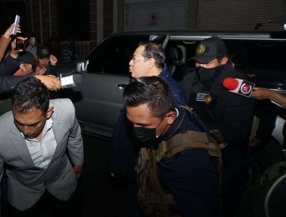 El expresidente Luis Arce al ingresar a la cárcel de San Pedro. 