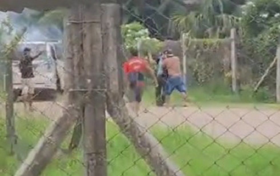 Captura de un video que muestra el ataque de encapuchados a policías. 