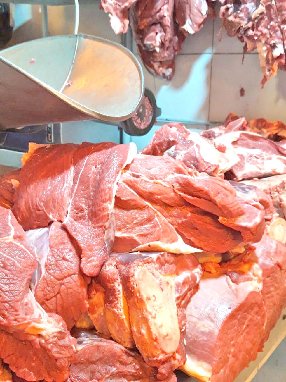 SUCRE. Distintos cortes de la proteína roja en un puesto de venta del mercado.