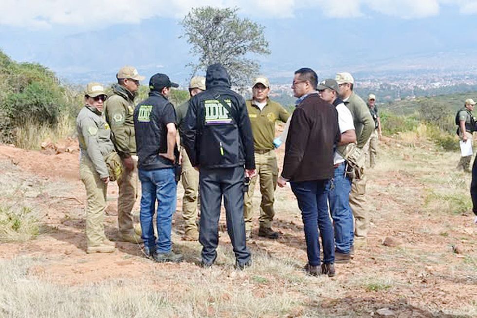 COTAPACHI. Fiscales y policías investigadores en el lugar de los enfrentamientos del martes.