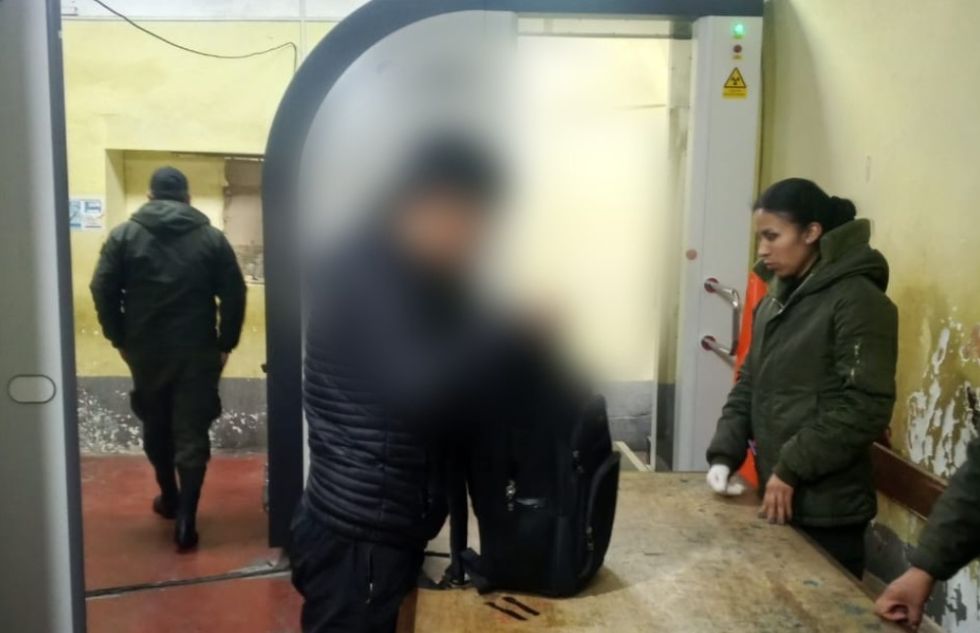 Inspección al personal de la Policía que ingresa al penal de San Pedro.