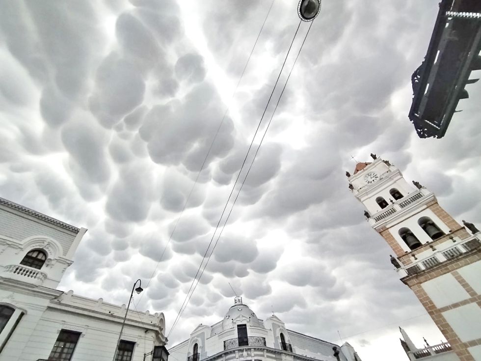 La tarde de este jueves, los habitantes de Sucre quedaron impresionados al observar una llamativa formación de nubes con figuras circulares y ovaladas que daban la impresión de un 