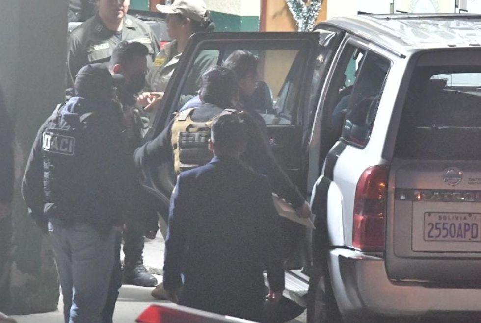 El expresidente Luis Arce en medio de efectivos de la Policía. 