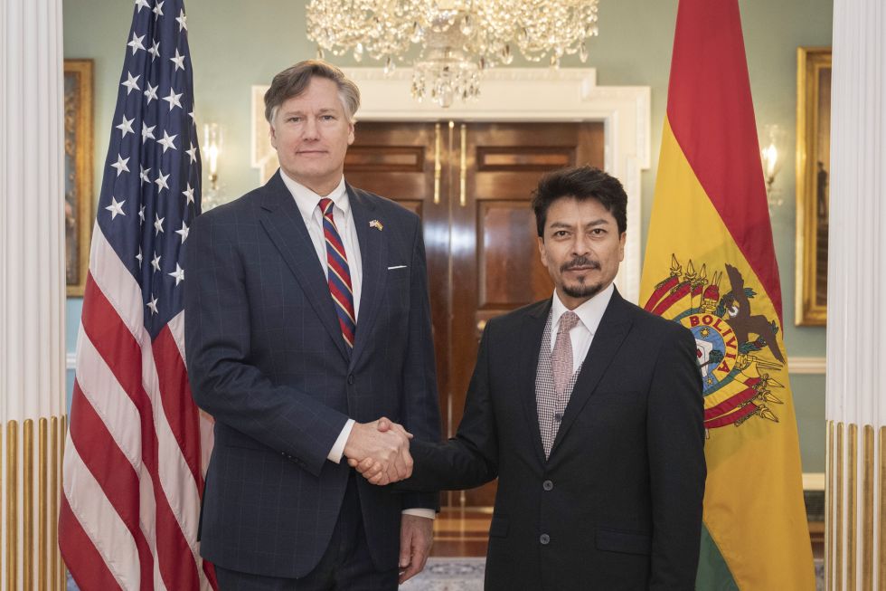 El vicesecretario de Estado de EEUU, Christopher Landau (i), y el canciller boliviano, Fernando Aramayo. 