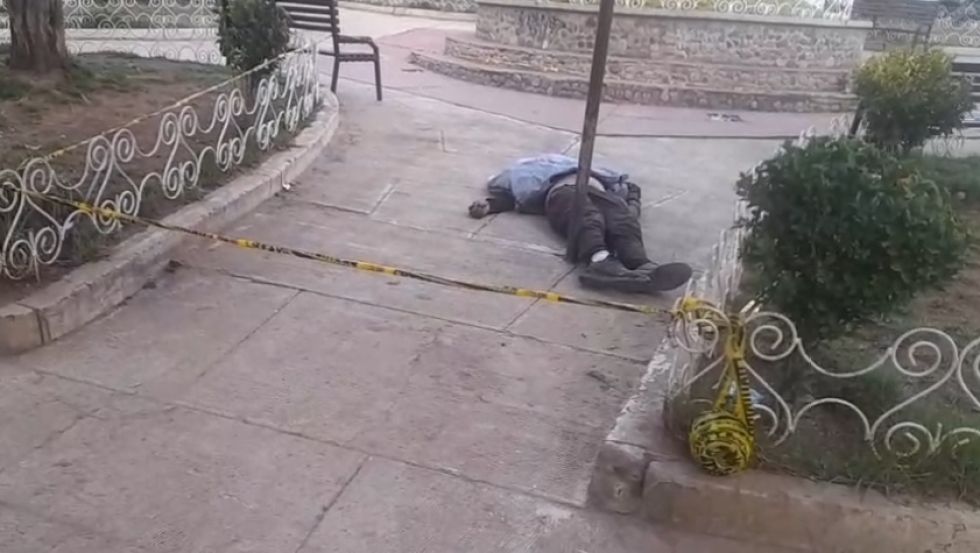 El cuerpo de un hombre en la plazuela 1 de Diciembre en Sucre. 
