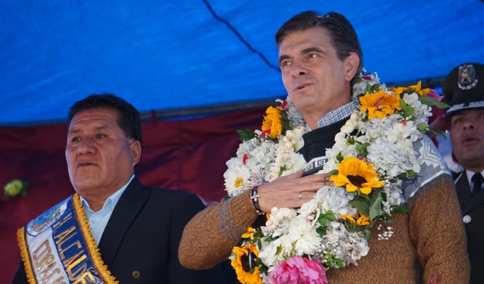 El presidente Rodrigo Paz (d) en la inauguración del año escolar. 