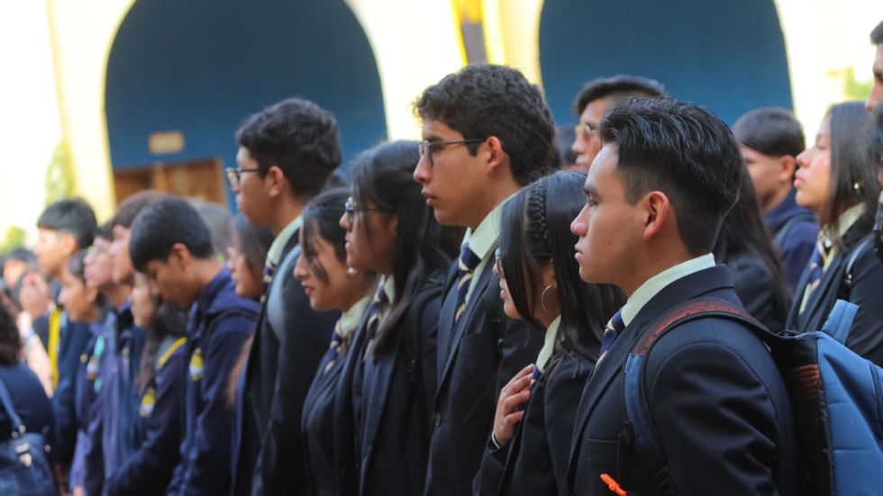 La inauguración del año escolar en el colegio Nacional Junín de Sucre. 