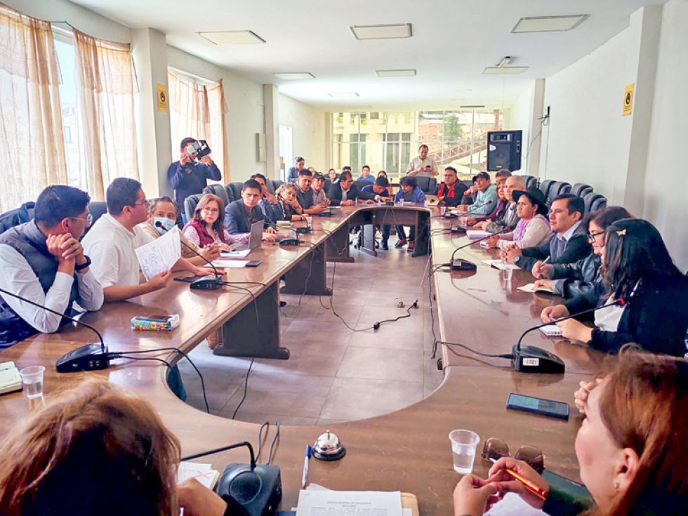 REUNIÓN. Los representantes de las instituciones y organizaciones que asistieron al encuentro convocado por la Brigada el viernes. 