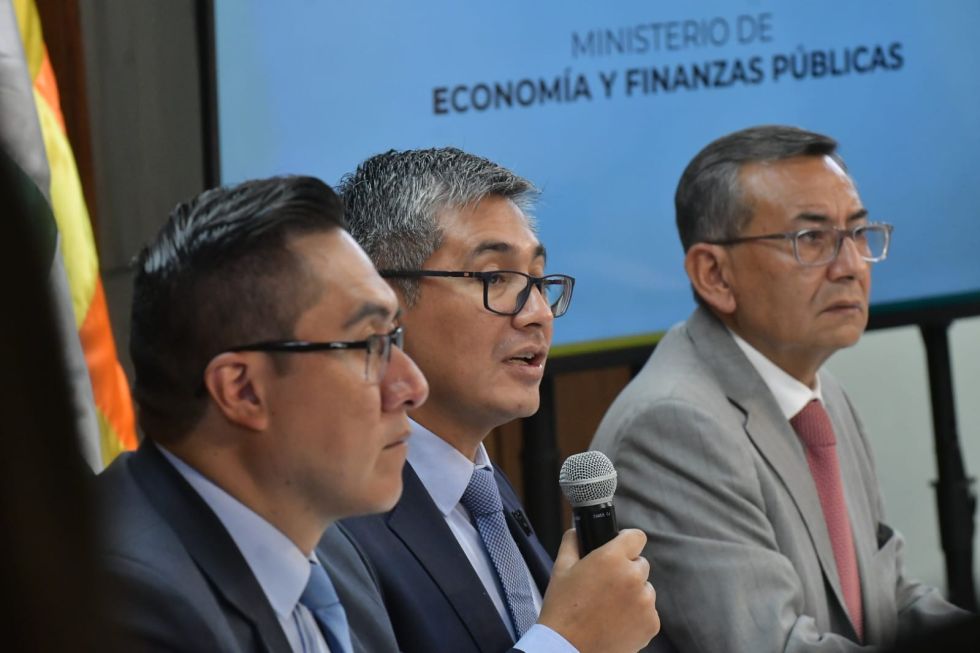 El ministro de Economía, José Gabriel Espinoza (c). 