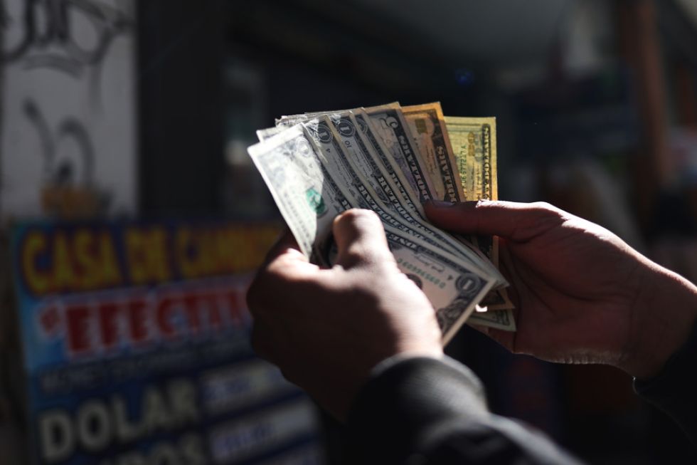 El Gobierno dispuso la devolución de dólares. 