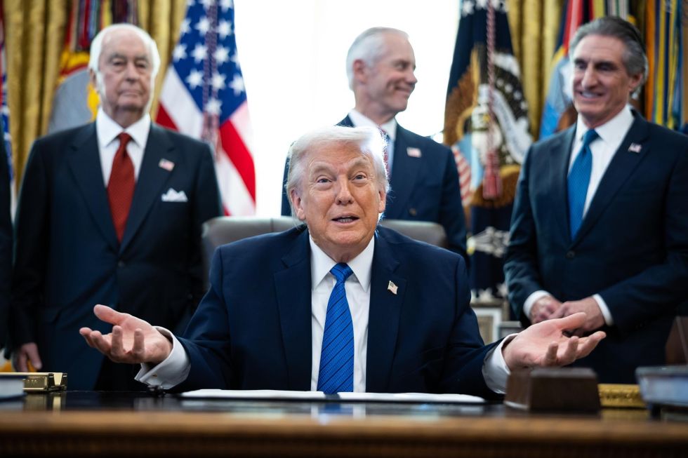 l presidente de los Estados Unidos, Donald Trump, reacciona durante la firma de algunas ordenes ejecutivas el 30 de enero de 2026, en el Despacho Oval .