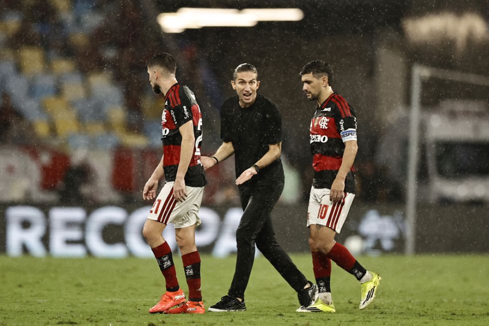 El entrenado Filipe Luís (c) habla con los jugadores Jorge Luiz Frello (i) y Giorgian De Arrascaeta de Flamengo. 