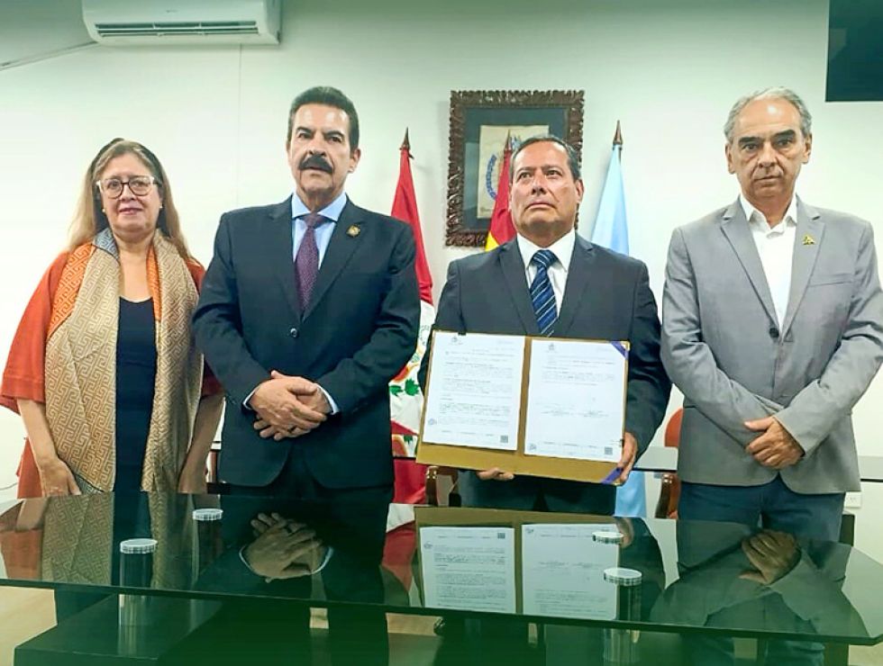 ACTO. La firma de la Carta de Intención.