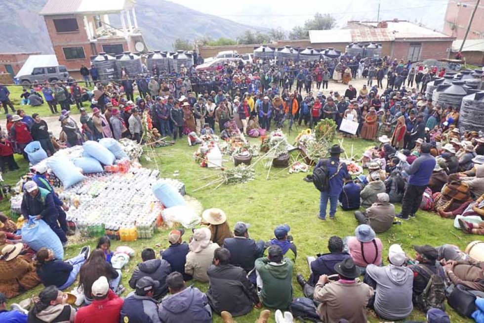 LARECAJA, LA PAZ. Con expresiones de dolor y desconsuelo, ayer fueron enterrados los restos mortales de los miembros de la familia Murga - Lazo.