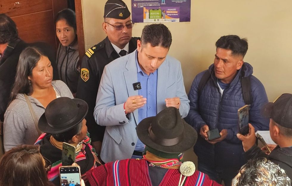 El vicepresidente Edmand Lara con comunarios de Viacha. 