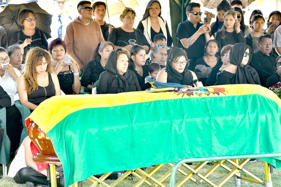 COCHABAMBA. Familiares, amigos y militares de la FAB despidieron este lunes al suboficial Jaime Luis Morales Huanca.