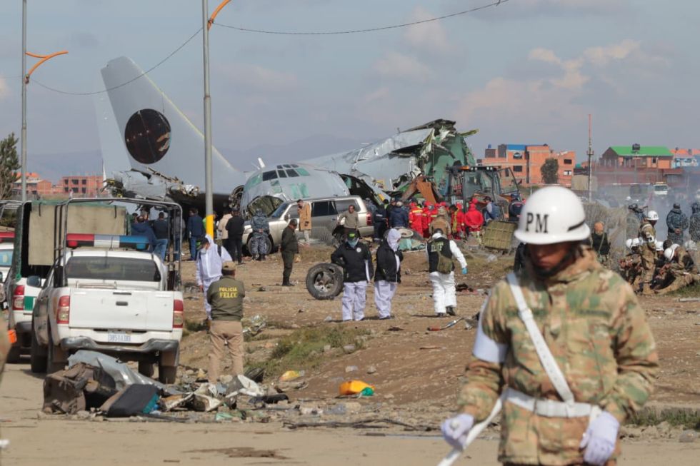 Los trabajos de rescate tras el accidente aéreo en El Alto. 