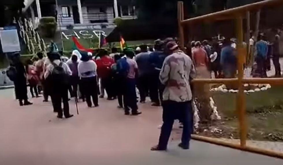 Manifestantes toman pozo petrolero en Santa Cruz; Policía llega al lugar y alista acciones