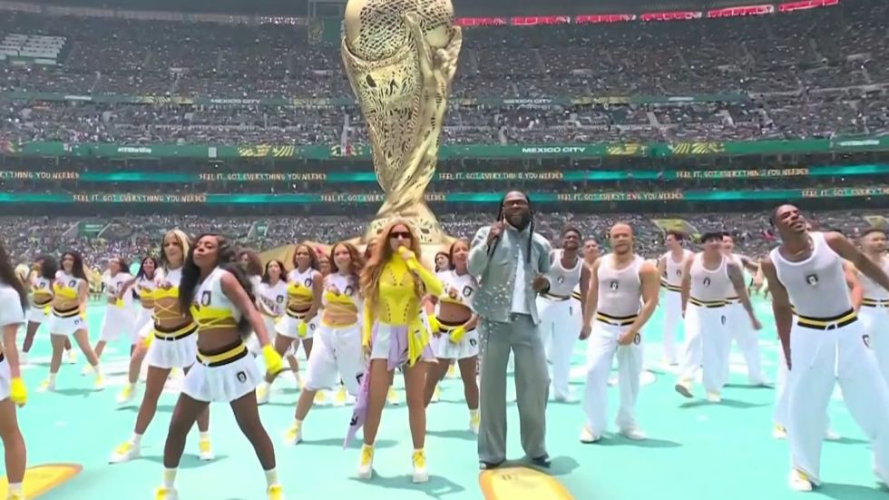 Shakira, Belinda, los Ángeles Azules y Maná encienden el Mundial en México