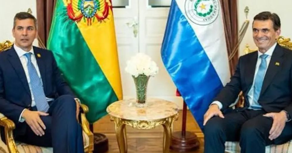 Peña junto a Paz.