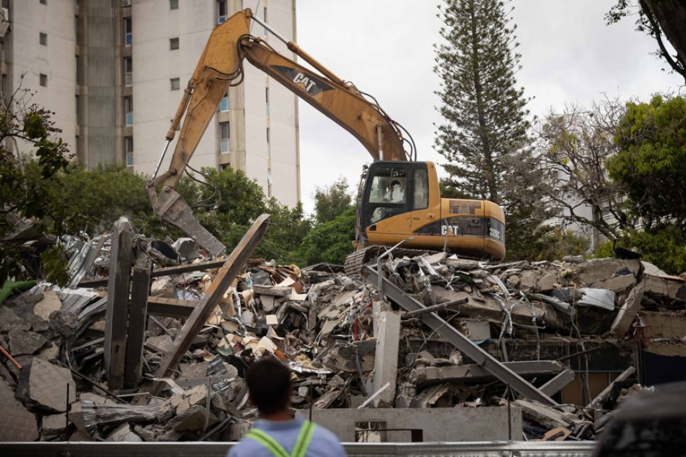 Maquinaria pesada retira escombros de un edificio afectado por el doble terremoto en Caracas (Venezuela).