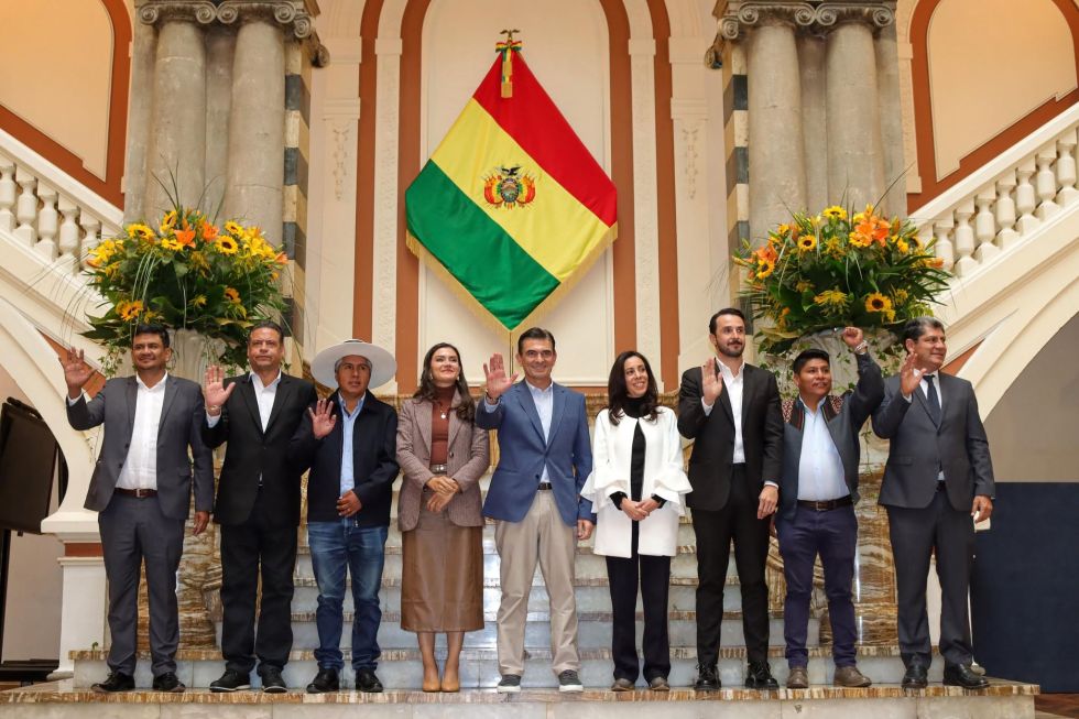Los gobernadores en un anterior encuentro con el presidente Rodrigo Paz.
