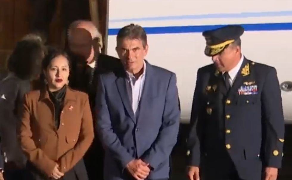 El presidente Rodrigo Paz (c) a su llegada a la capital de Perú.