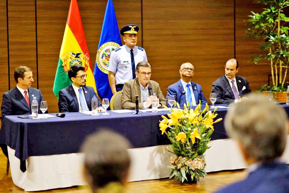 SANTA CRUZ. Rodrigo Paz junto al secretario general de la OEA, Albert Ramdin, este jueves.