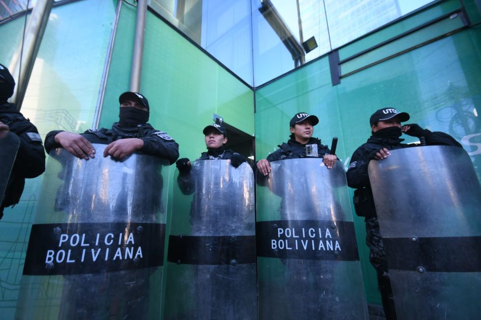 El resguardo policial de las instalaciones de la ANH.