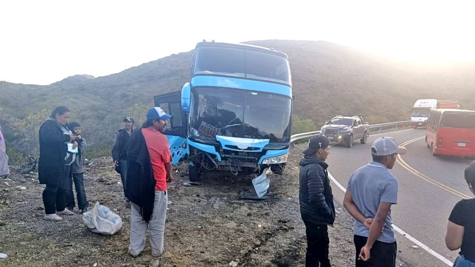 ACCIDENTE. El bus quedó a un lado de la vía.