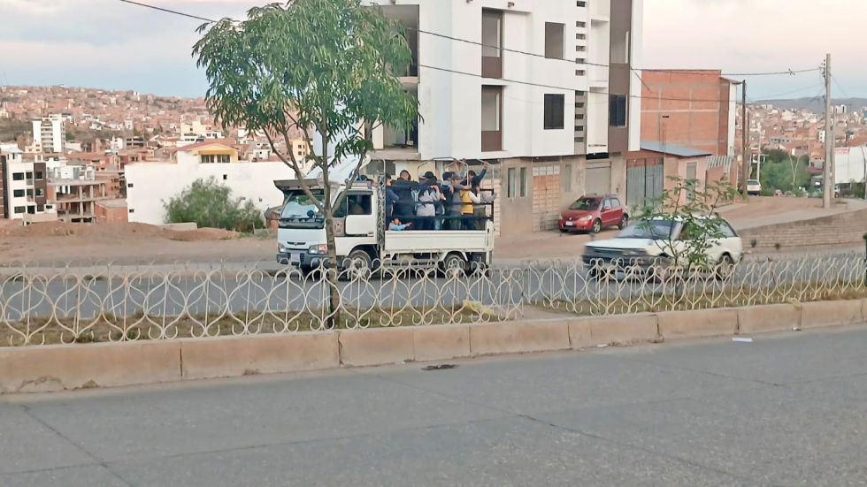 SUCRE. Ante la falta de micros, la población recurre a camionetas para movilizarse.