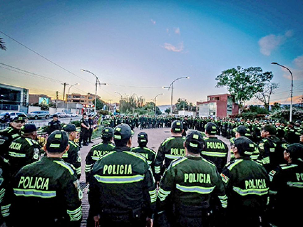 POLICÍA. Un contingente de efectivos de la institución del orden, el viernes, en Cochabamba.