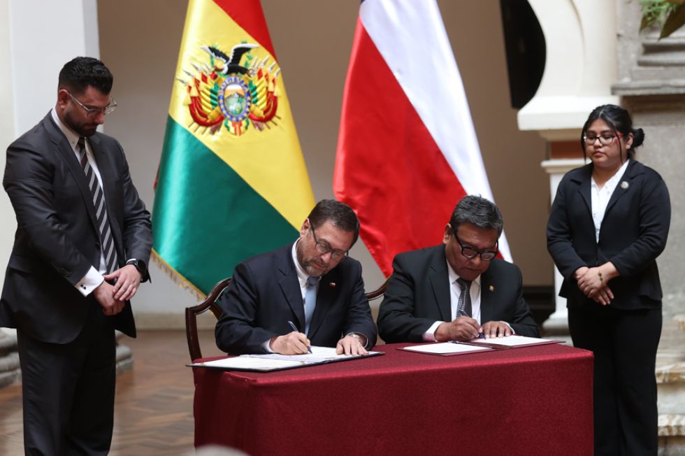 El ministro de Relaciones Exteriores de Chile, Francisco Pérez Mackenna (c-i), firma un acuerdo con su homólogo de Bolivia, Héctor Francisco Huanca (c-d).