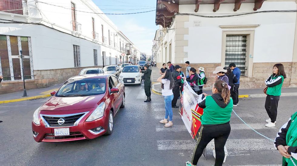 SUCRE. Uno de los puntos de bloqueo del magisterio en la calle Colón, el viernes.
