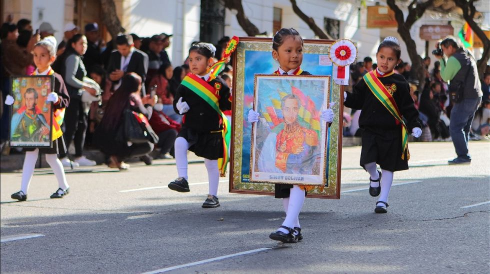 Postales del desfile escolar por el Bicentenario de Bolivia en Sucre. 