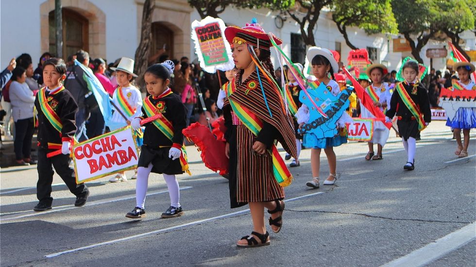 Postales del desfile escolar por el Bicentenario de Bolivia en Sucre. 