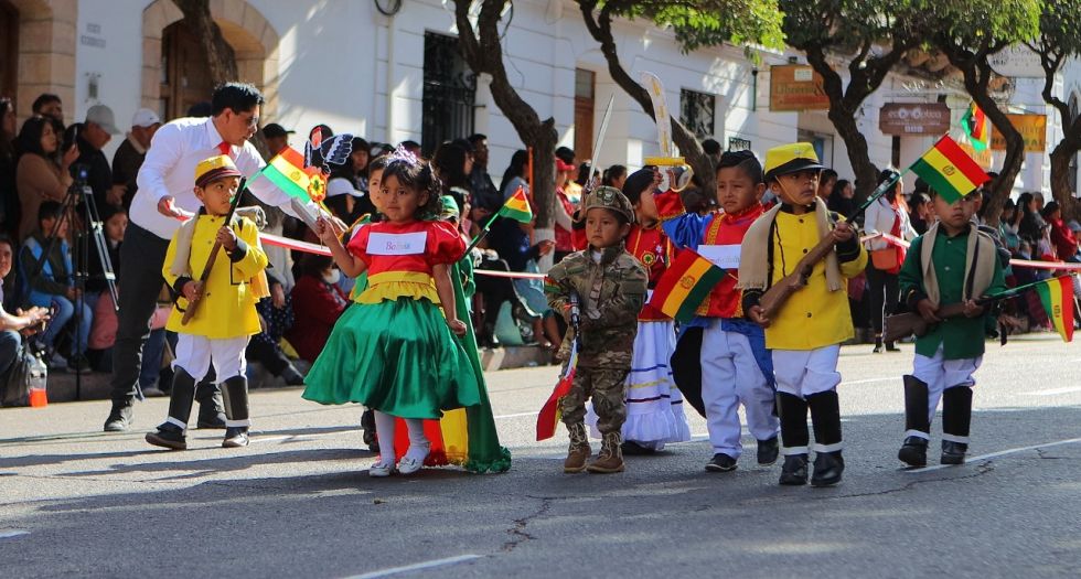 Postales del desfile escolar por el Bicentenario de Bolivia en Sucre. 